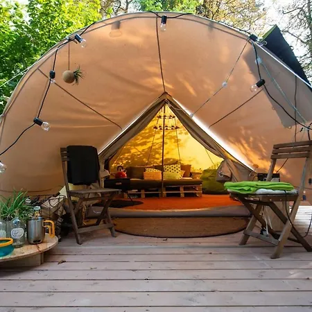 Cosy Wooden Cabin And Bell Tent In Leafy Budapest Feriehus