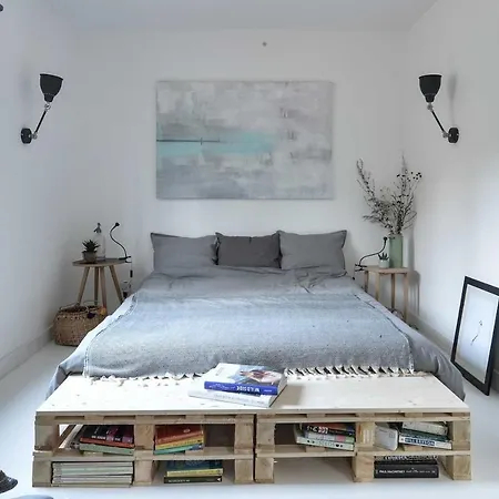 Cosy Wooden Cabin And Bell Tent In Leafy Budapest