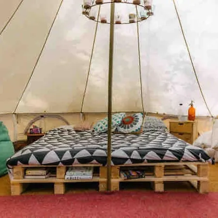 Feriehus Cosy Wooden Cabin And Bell Tent In Leafy Budapest