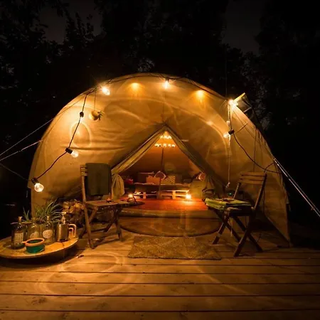 Cosy Wooden Cabin And Bell Tent In Leafy Budapest Feriehus